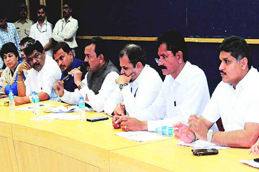 पीएमपीच्या विविध प्रश्नांसदर्भात महापालिका व पीएमपी प्रशासन यांची संयुक्त बैठक झाली. या वेळी नगरसेवकांची उपस्थिती मात्र अत्यल्प होती.