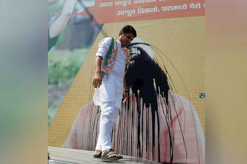 महाराष्ट्र युवक काँग्रेस अध्यक्षांनी नरेंद्र मोदींच्या पोस्टरला फासले काळे महाराष्ट्र युवक काँग्रेस अध्यक्षांनी नरेंद्र मोदींच्या पोस्टरला फासले काळे