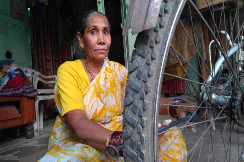सायकल दुरूस्ती करून तिनही मुलींना उच्च शिक्षण देणाऱ्या सायरा सय्यद ...