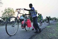 पुरस्कारांसाठी चढाओढ अन् तहानलेल्या गावांकडे दुर्लक्ष