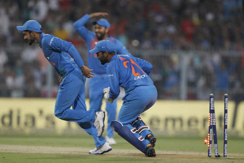 पहिल्या सामन्यादरम्यान दिनेश कार्तिक