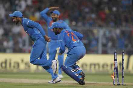 पहिल्या सामन्यादरम्यान दिनेश कार्तिक