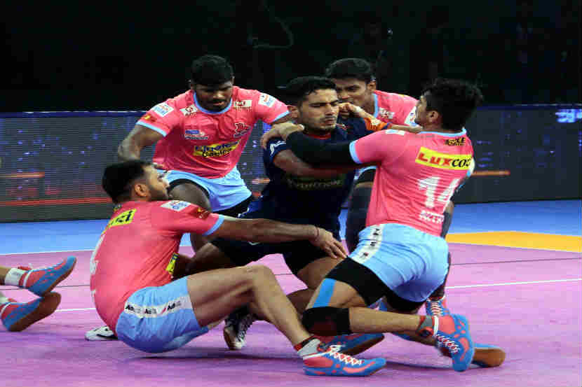 हरयाणाच्या विकास कंडोलाची पकड करताना जयपूरचे बचावपटू