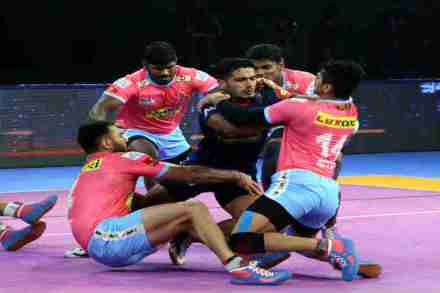 हरयाणाच्या विकास कंडोलाची पकड करताना जयपूरचे बचावपटू