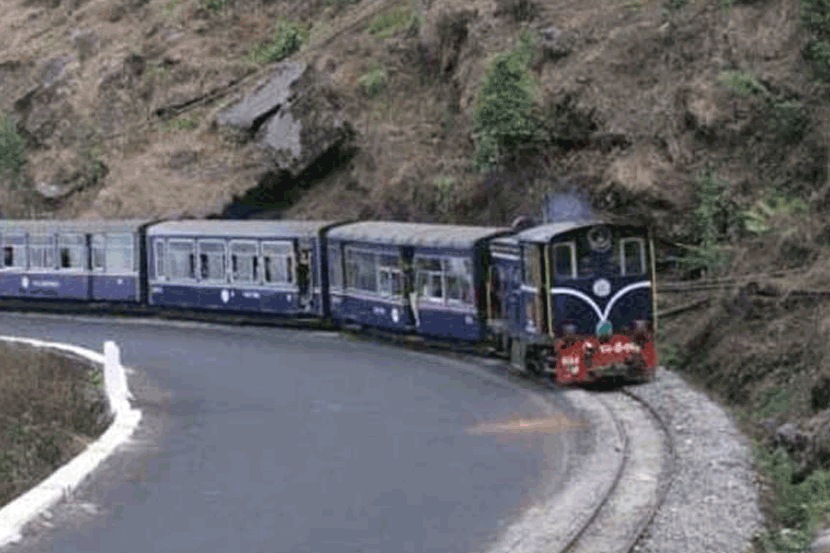 माथेरानच्या मिनी ट्रेनला पारदर्शक डबा