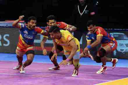 तेलगू टायटन्सच्या निलेश साळुंखेची पकड करताना उत्तर प्रदेशचे खेळाडू