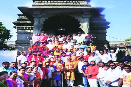 काळाराम मंदिरात अभिषेक, महाआरतीत सहभागी झालेले शिवसेनेचे पदाधिकारी आणि शिवसैनिक