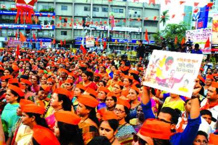 मुंबईतील सिद्धीविनायक मंदिरात शनिवारी शिवसेना कार्यकर्त्यांनी महाआरती केली.