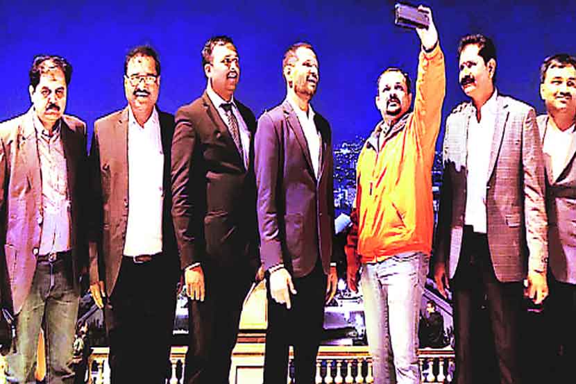 स्पेन दौऱ्यावर असताना महापालिका आयुक्त श्रावण हर्डीकर यांनी काढलेला हा सेल्फी चर्चेचा विषय ठरला. स्पेन दौऱ्यावर असताना महापालिका आयुक्त श्रावण हर्डीकर यांनी काढलेला हा सेल्फी चर्चेचा विषय ठरला.