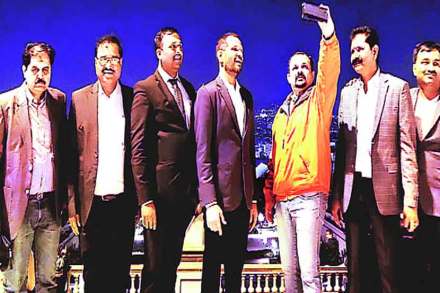 स्पेन दौऱ्यावर असताना महापालिका आयुक्त श्रावण हर्डीकर यांनी काढलेला हा सेल्फी चर्चेचा विषय ठरला. स्पेन दौऱ्यावर असताना महापालिका आयुक्त श्रावण हर्डीकर यांनी काढलेला हा सेल्फी चर्चेचा विषय ठरला.