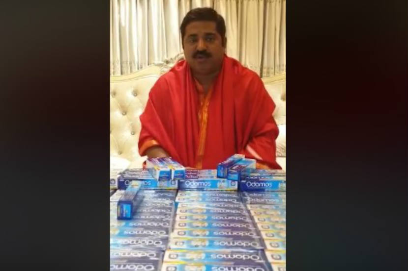 भाजपा आमदार राम कदम ओडोमॉस वितरण कार्यक्रमाची माहिती देताना. 