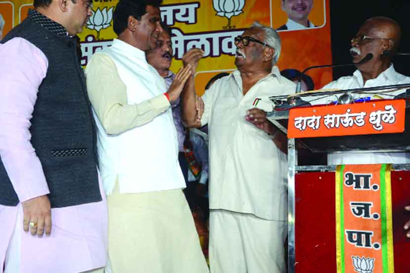 धुळे येथे भाजप मेळाव्यात व्यासपीठावर प्रदेशाध्यक्ष रावसाहेब दानवे, जलसंपदामंत्री गिरीश महाजन आणि आ. अनिल गोटे यांच्यात वाद झाला. (छाया- विजय चौधरी)