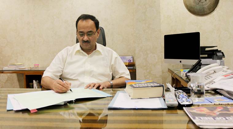 नियमांची पायमल्ली करत आपल्याला सुटीवर पाठवण्यात आल्याचा आरोप सीबीआयचे संचालक आलोक वर्मा यांनी केला आहे. Express Photo by Cheena Kapoor. 09.07.2015.