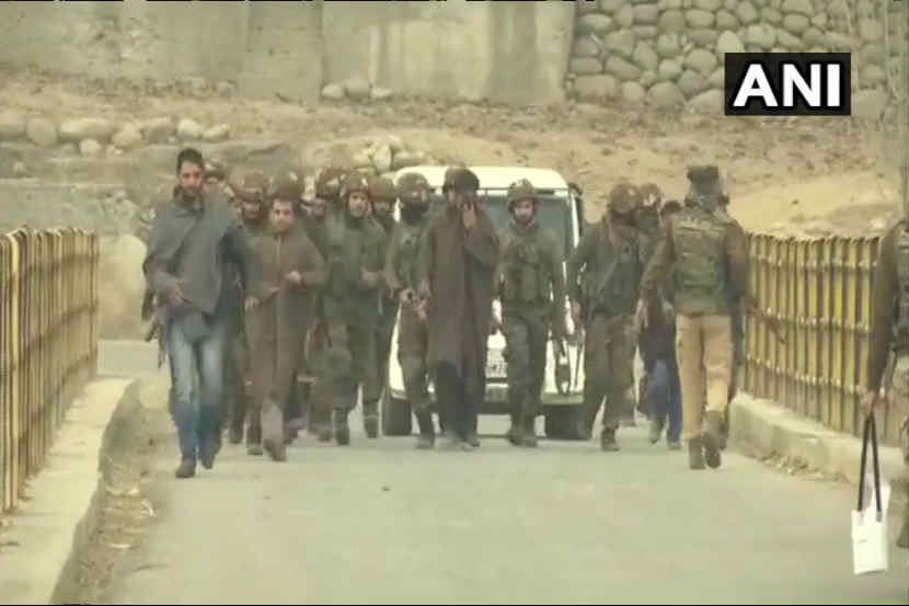 जम्मू-काश्मीरमधील बडगाम येथे सुरक्षादलाने गुरुवारी सकाळी दोन दहशतवाद्यांना यमसदनी धाडले. (छायाचित्र: एएनआय)