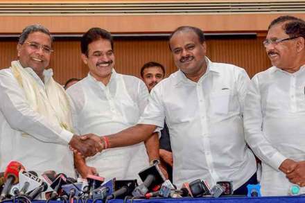 कर्नाटकातील पाच मतदारसंघांमध्ये झालेल्या पोटनिवडणुकांमध्ये काँग्रेस-धर्मनिरपेक्ष जनता दल आघाडीने चार जागा जिंकून भाजपला मोठा झटका दिला. कर्नाटकातील पाच मतदारसंघांमध्ये झालेल्या पोटनिवडणुकांमध्ये काँग्रेस-धर्मनिरपेक्ष जनता दल आघाडीने चार जागा जिंकून भाजपला मोठा झटका दिला.