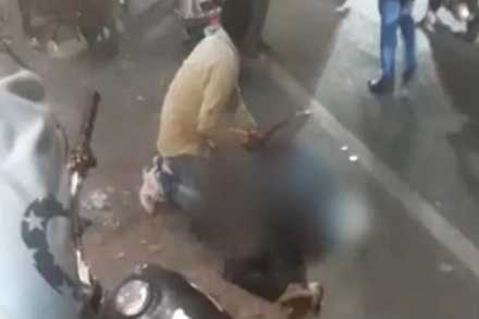 धक्कादायक! वर्दळीच्या रस्त्यावर सर्वांसमक्ष सुऱ्याने भोसकून हत्या