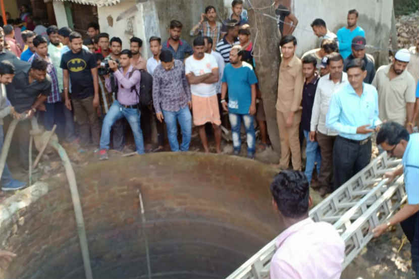 घटनास्थळी पोलीस व अग्निशमन दलाचे पथक शोधमोहीम राबवत आहे. 
