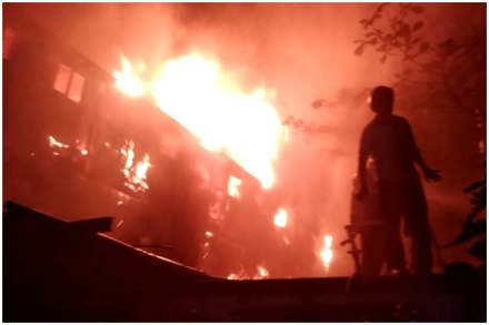 पिंपरी-चिंचवड येथील कुदळवाडी चिखली येथे फिल्टर बनवणाऱ्या कंपनीला रात्री बाराच्या सुमारास भीषण आग लागली. यात सर्व साहित्य जळून खाक झाले आहे.