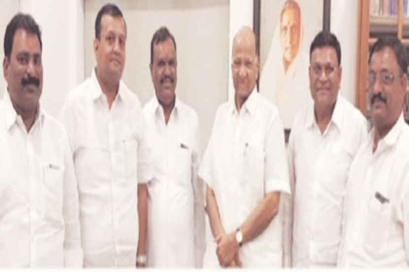 पारनेर : राष्ट्रवादीचे अध्यक्ष शरद पवार यांची जि. प. चे माजी उपाध्यक्ष सुजित झावरे यांनी समर्थकांसह मुंबई येथे भेट घेतली.