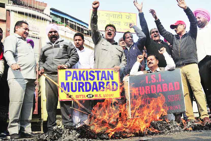 निरंकारी भवनात करण्यात आलेल्या बॉम्बहल्ल्याचा सोमवारी नागरिकांनी अमृतसर येथे निषेध केला.