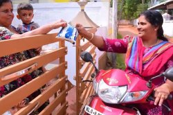 साधेपणा… महापौर झाल्यानंतरही त्या घरोघरी जाऊन करतात दूध विक्री