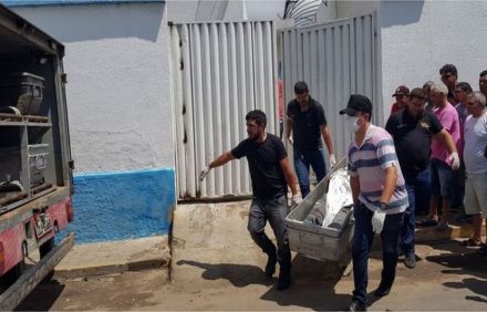 ब्राझीलमध्ये बँकेवर दरोडा, पोलीस आणि दरोडेखोरांमध्ये चकमक; 12 जणांचा मृत्यू ब्राझीलमध्ये बँकेवर दरोडा, पोलीस आणि दरोडेखोरांमध्ये चकमक; 12 जणांचा मृत्यू