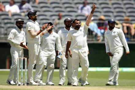मोहम्मद शमी विकेट घेतल्यानंतर आनंद व्यक्त करताना