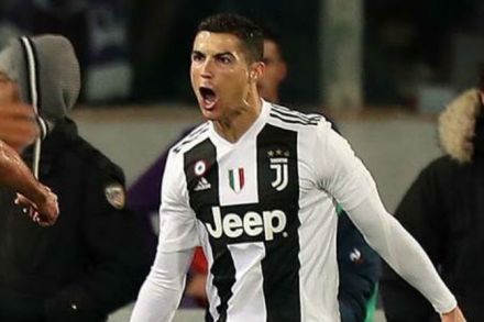 रोनाल्डोचा गोल! केली ‘या’ महान खेळाडूच्या विक्रमाशी बरोबरी रोनाल्डोचा गोल! केली ‘या’ महान खेळाडूच्या विक्रमाशी बरोबरी