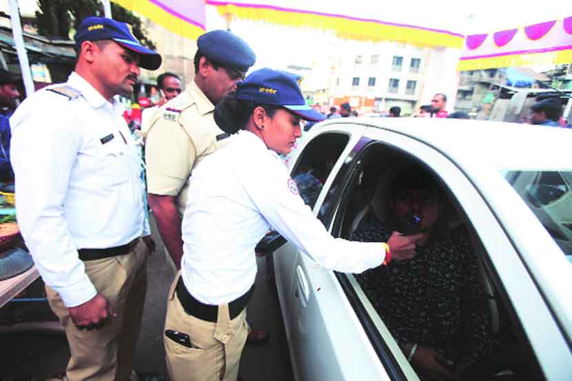 नववर्षांच्या पाश्र्वभूमीवर मद्यपी वाहनचालकांकडून होणारे अपघात रोखण्यासाठी वाहतूक पोलिसांकडून रविवारी सायंकाळपासून वाहनचालकांची ब्रीथ अ‍ॅनलायजर यंत्राच्या साहाय्याने तपासणी सुरू करण्यात आली.