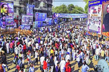 महापरिनिर्वाणदिनानिमित्त चैत्यभूमी तसेच शिवाजी पार्क परिसरात आंबेडकर अनुयायांची गर्दी झाली होती.