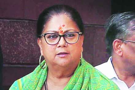 यादव यांच्या शरीरवाचक टोमण्याची दखल घ्यावी यादव यांच्या शरीरवाचक टोमण्याची दखल घ्यावी