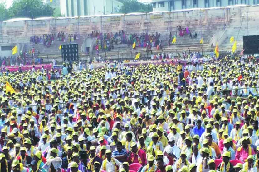 सोलापुरात ‘मी वडार महाराष्ट्राचा’ संघटनेच्या मेळाव्याला सोमवारी मोठा प्रतिसाद मिळाला.       (छाया-रविराज चव्हाण, शिरापूर)