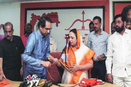 निवेदिता माने यांनी शिवसेना पक्षप्रमुख उद्धव ठाकरे यांच्या उपस्थितीत मुंबईत शिवबंधन बांधले