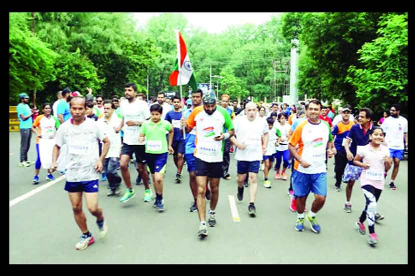 उपराजधानीत धावण्याचा व्यायाम करताना ऑरेंजसिटी रनर्स ग्रुपचे सदस्य. उपराजधानीत धावण्याचा व्यायाम करताना ऑरेंजसिटी रनर्स ग्रुपचे सदस्य.