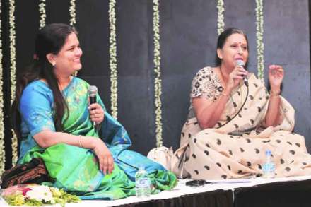 ‘सवाई गंधर्व भीमसेन महोत्सवा’तील ‘अंतरंग’मध्ये देवकी पंडित आणि आरती अंकलीकर-टिकेकर यांच्या गप्पांची सुरेल शब्दमैफल शुक्रवारी रंगली.