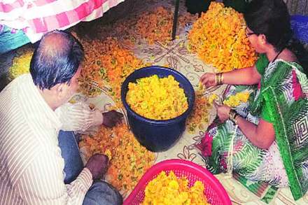 गलांडा फुलांचे हार करीत असताना मिरजेतील कोरे कुटुंबीय.