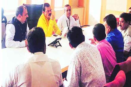 पिंपरी महापालिका कर्मचारी महासंघाने करसंकलन विभागात होत असलेल्या कारवाईविषयी महापौर व आयुक्तांकडे दाद मागितली. पिंपरी महापालिका कर्मचारी महासंघाने करसंकलन विभागात होत असलेल्या कारवाईविषयी महापौर व आयुक्तांकडे दाद मागितली.