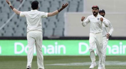विराट कोहली ऑस्ट्रेलियाची विकेट गेल्यानंतर आनंद व्यक्त करताना
