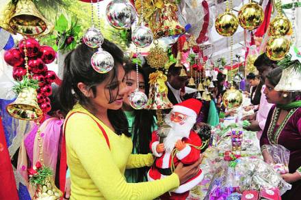 ख्रिस्मच्या काळात मुंबईत ख्रिस्तीबहुल भागातील वातावरण धार्मिक आणि आनंदी वातावरणाने भारावलेले असते. ख्रिस्मच्या काळात मुंबईत ख्रिस्तीबहुल भागातील वातावरण धार्मिक आणि आनंदी वातावरणाने भारावलेले असते.