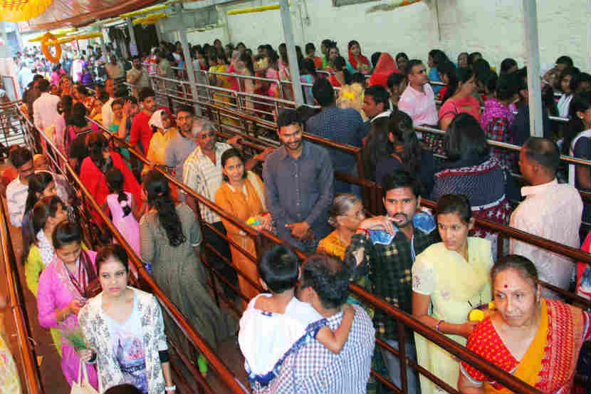अंगारकीनिमित्त दगडूशेठ गणपतीच्या दर्शनासाठी भाविकांची पहाटेपासून गर्दी