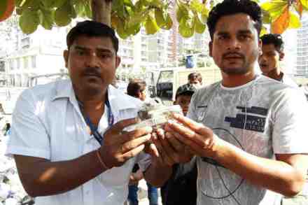खारघर येथे पनवेल महापालिकेच्या अतिक्रमणविरोधी पथकाचे प्रमुख भगवान पाटील यांच्या मार्गदर्शनाखाली अतिक्रमण हटवण्याची कारवाई सुरू होती. 