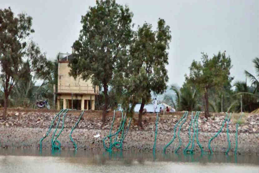 कर्नाटकमधील हुबळीपासून सुमारे २० किमी दूर मोराब गावातील एका महिलेने तलावात उडी घेऊन आत्महत्या केली. परंतु, गावातील लोकांनी नंतर तलावातील पाणी पिण्यास नकार दिला. कारण आत्महत्या केलेली महिला एचआयव्ही पॉझिटिव्ह होती. (एक्स्प्रेस फोटो)