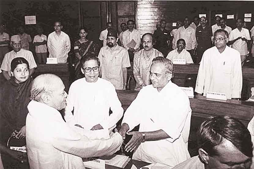 नरसिंह राव आणि उत्तर प्रदेशचे तत्कालीन मुख्यमंत्री कल्याणसिंह. नरसिंह राव आणि उत्तर प्रदेशचे तत्कालीन मुख्यमंत्री कल्याणसिंह.