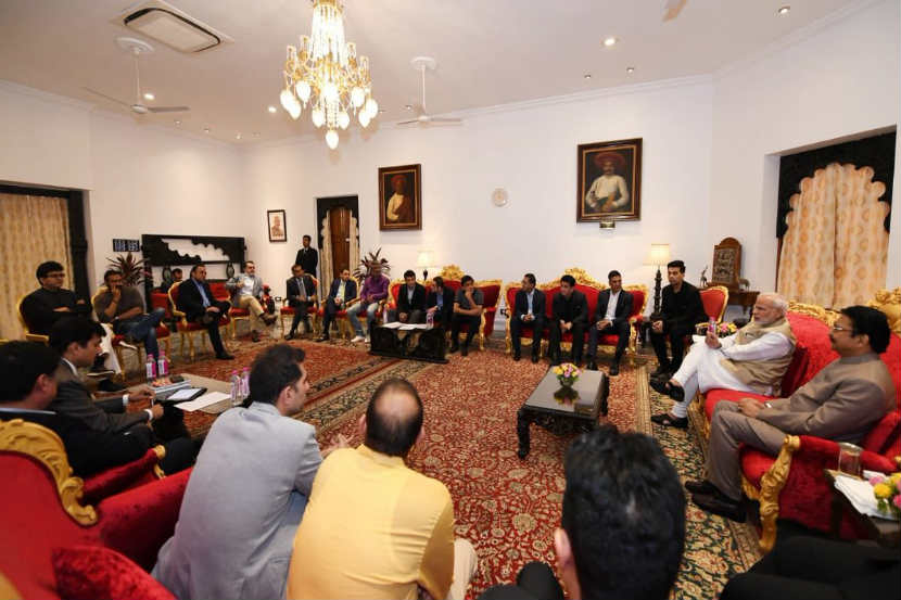 अक्षय कुमार, करण जोहर, अजय देवगन, प्रसून जोशी, सिद्धार्थ रॉय कपूर, रोनी स्क्रूवालासह अनेक निर्माते, अभिनेते यांची मंगळवारी मोदींसोबत भेट झाली.  अक्षय कुमार, करण जोहर, अजय देवगन, प्रसून जोशी, सिद्धार्थ रॉय कपूर, रोनी स्क्रूवालासह अनेक निर्माते, अभिनेते यांची मंगळवारी मोदींसोबत भेट झाली.