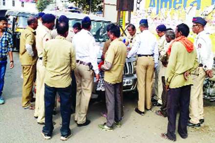 ऑटोचालकांवर कारवाई करताना वाहतूक पोलीस आणि प्रादेशिक परिवहन विभागाचे अधिकारी. ऑटोचालकांवर कारवाई करताना वाहतूक पोलीस आणि प्रादेशिक परिवहन विभागाचे अधिकारी.