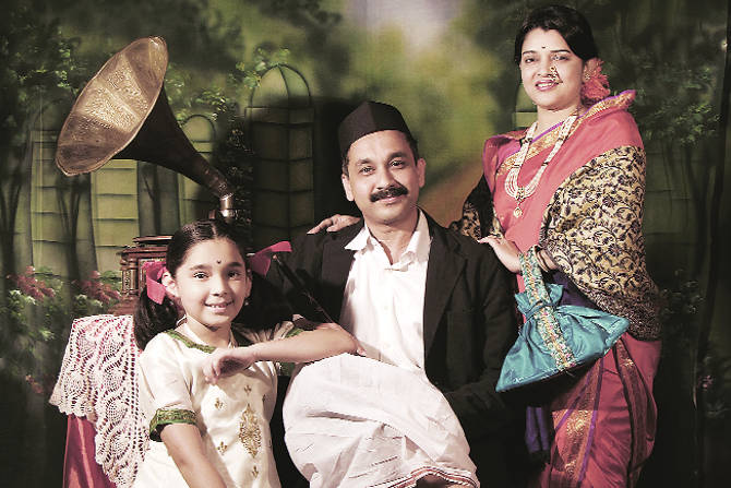 आज.. सेल्फी आहे, डिजिटल छायाचित्रं आहेत, छायाचित्र अ‍ॅप्स आहेत. इतकं सगळं वैविध्य असताना लोकांना जुन्या पेहरावात, जुन्या पद्धतीने फोटो काढून घ्यायला आवडायला लागलं आहे.