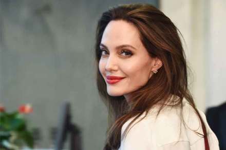 अँजेलिनाचे डोनाल्ड ट्रंपला आव्हान अँजेलिनाचे डोनाल्ड ट्रंपला आव्हान