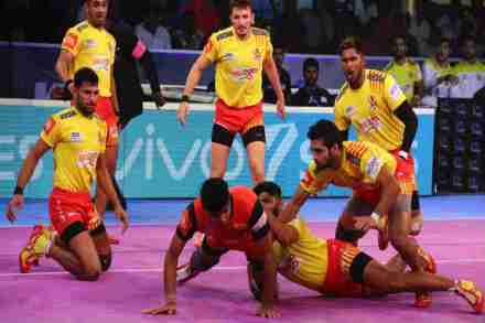 Pro Kabaddi Season 6 : उत्तर प्रदेशचं आव्हान संपुष्टात, गुजरात अंतिम फेरीत Pro Kabaddi Season 6 : उत्तर प्रदेशचं आव्हान संपुष्टात, गुजरात अंतिम फेरीत