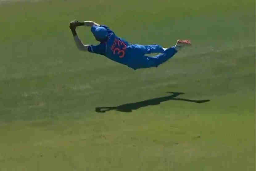 IND vs NZ : Flying Pandya ! हार्दिकचा हा थरारक झेल पाहिलात का??