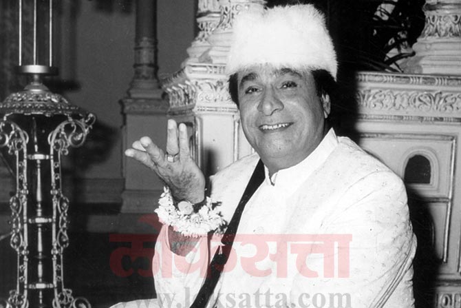 कादर खान यांनी ३०० हून अधिक सिनेमांमध्ये काम केलं. पण ९० च्या शेवटच्या दशकात जन्मलेल्यांसाठी ते कायमच एक विनोदवीर म्हणून लक्षात राहतील.
कादर खान यांनी ३०० हून अधिक सिनेमांमध्ये काम केलं. पण ९० च्या शेवटच्या दशकात जन्मलेल्यांसाठी ते कायमच एक विनोदवीर म्हणून लक्षात राहतील.